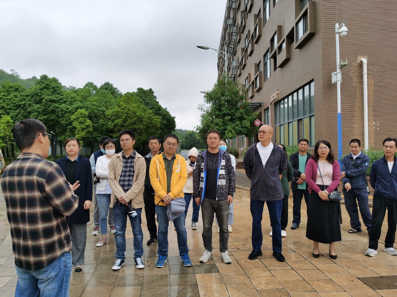 何斌老师进行点评 何斌老师进行点评